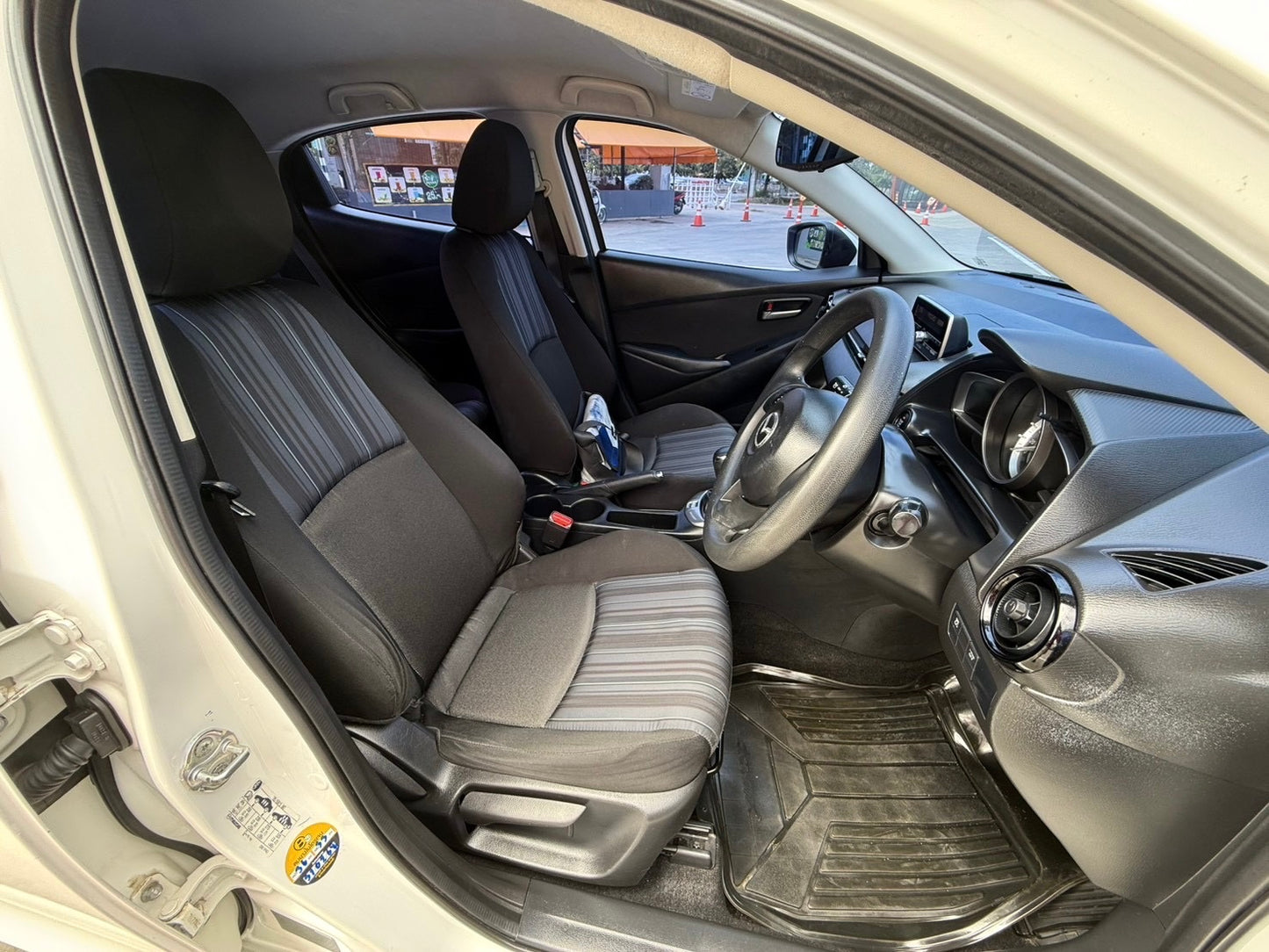 (มือแรกออกห้าง) Mazda2 Skyactiv 1.3 Sports Standard 5 ประตู ปี 2016/2559