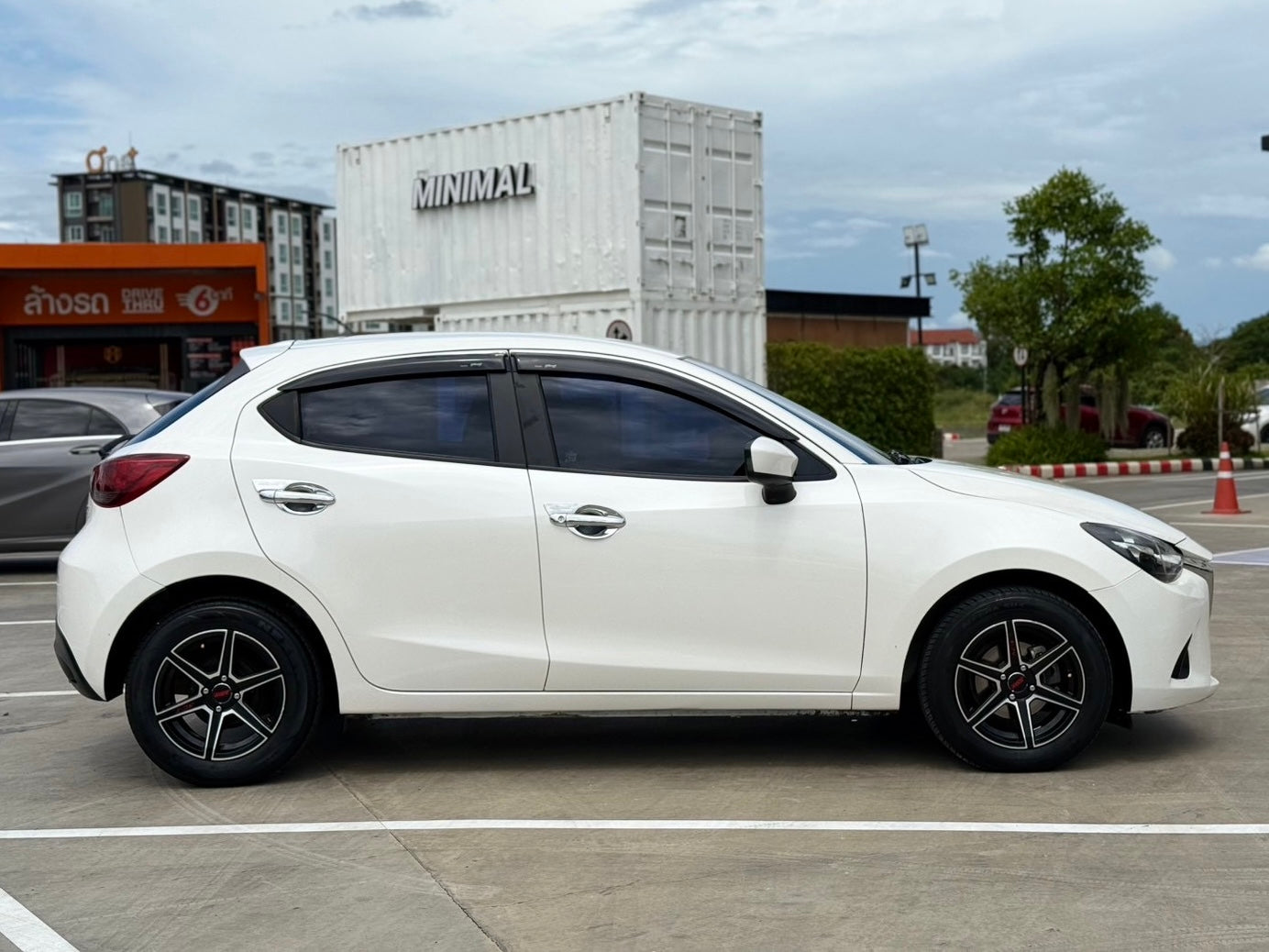 (มือแรกออกห้าง) Mazda2 Skyactiv 1.3 Sports Standard 5 ประตู ปี 2016/2559